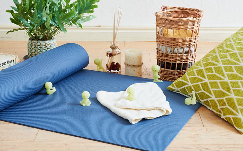 products_smiski_yoga_03.jpg